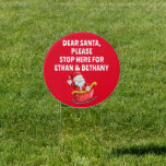 Santa Stopp hier heißt Red White Christmas Gartenschild<br><div class="desc">Santa Stopp Hier heißt Red White Christmas. personalisieren Sie den Text nach Bedarf mit Kindernamen. Mit einer niedlichen Santa Illustration. Das gleiche Design ist auf beiden Seiten.</div>
