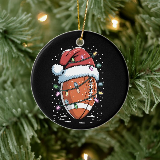 Santa trägt Weihnachts-American-Football-Spieler  Keramik Ornament (Baum)