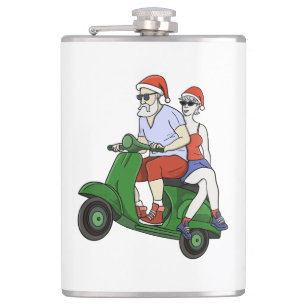 Santa und Frau Claus fahren mit einem Roller Flachmann