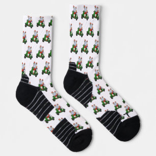 Santa und Frau Claus fahren mit einem Roller Socken