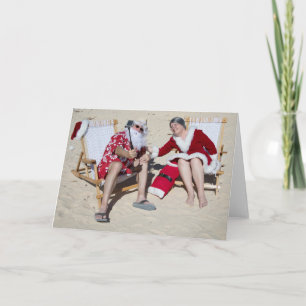 Santa und Mrs. Claus nehmen sich selbst am Strand Feiertagskarte