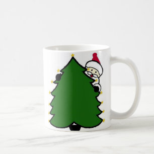 Santa versteckt sich hinter Weihnachtsbaum Kaffeetasse