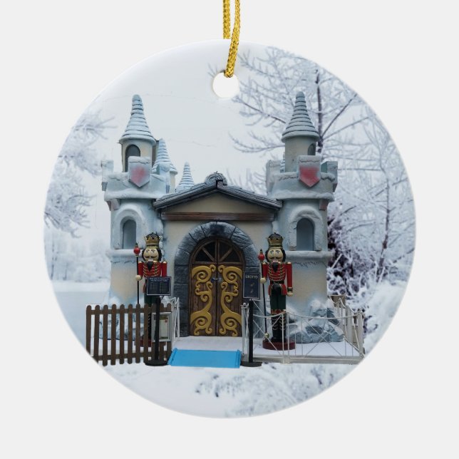 Santas Grotto mit Nutcracker Guards im Winter Keramik Ornament (Vorne)
