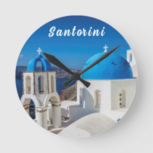 Santorin mit blauer und weißer Kirche Runde Wanduhr