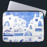 Santorini Griechische Insel Wasserfarbe Laptopschutzhülle<br><div class="desc">Aquarellblau-weiße Stadtmalerei auf der griechischen Insel Santorin. Originelle Kunst von Nic Squirrell.</div>