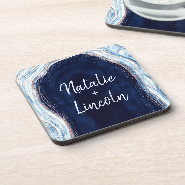 Saphire Blue Rose Gold Geode Wedding Monogram Getränkeuntersetzer (Linke Seite)