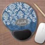 Saphire Blue Vintag Damask Muster und Name Gel Mousepad<br><div class="desc">Ein Vintages Muster mit einer Tafel und Spitzen-Design. Schau genau auf die Blume und Blätter. Ein trendiges Design mit Juwelenfarben und Eleganz. Elemente können leichter angepasst werden, wenn Sie zuerst alle Foto und Texte ersetzen. Wenn Ihre Kunst noch angepasst werden muss, klicken Sie auf die Schaltfläche Diese anpassen. Das bringt...</div>