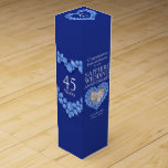 Saphire Hochzeitsfunkelsteine Foto Wein-Geschenkverpackung<br><div class="desc">45. Saphire Jubiläum Geschenkbox Wein oder Spirituosen. Schöne Saphiren in den Herzen auf blau mit Foto-Steinvorlage Saphir Hochzeit Jubiläumsweinpackung. Passen Sie mit Ihren eigenen Empfängern Namen oder Verwandten Details und Foto an. Das 45-jährige Jubiläum wird traditionell mit dem Sapphire assoziiert. Aktuell liest Gratulationen Kathy und Richardo auf Ihrem Sapphire Hochzeitstag...</div>