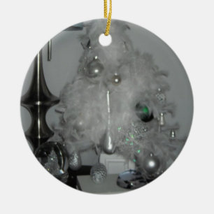 Sapin de Noël à plumes blanches avec décorations