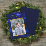 Sapphire Blue Bokeh Lights Gold Frohe Weihnachten<br><div class="desc">Diese Foto-Urlaubskarte zeigt Ihr Foto und die Worte "Frohe Weihnachten" in den Imitaten goldenen Folie vor einem saphir blauen Buch-Lichter Muster Hintergrund. Die Karte hat einen blauen Hintergrund auf der Rückseite. Personalisieren Sie es, indem Sie den Platzhalter-Text ersetzen und die Foto für die Stichprobe/Platzhalter durch Ihr eigenes Foto ersetzen. Für...</div>