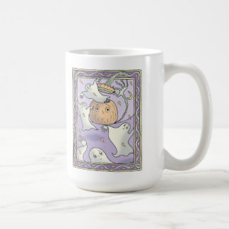 Sarah stellen Kürbiskaffee-Tasse gegenüber Kaffeetasse