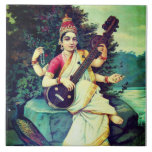Saraswati Fliese<br><div class="desc">Malerei der Göttin Saraswati von Raja Ravi Varma (1896). Saraswati (Sanskrit: स र व ती,  IAST: Sarasvatī) ist die hinduistische Göttin des Wissens,  der Musik,  der Kunst,  der Sprache,  der Weisheit und des Lernens. Sie ist eine der Tridevi,  zusammen mit den Göttinnen Lakshmi und Parvati.</div>
