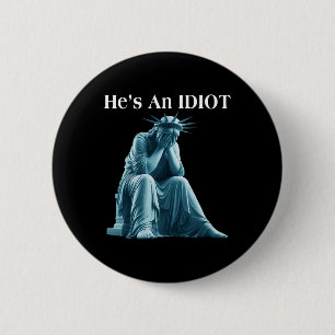 Sarcastic Anti-Trump Er ist eine idiot Statue der  Button