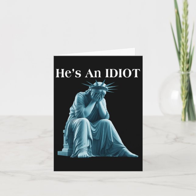 Sarcastic Anti-Trump Er ist eine idiot Statue der  Karte (Vorderseite)