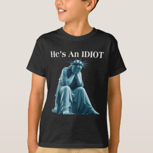 Sarcastic Anti-Trump Er ist eine idiot Statue der T-Shirt