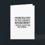 Sarcastic Funny Friends zum Geburtstag Karte<br><div class="desc">Minimalistisches, sarkastisches und schicke Geburtstagsdesign - "Herzlichen Glückwunsch zu Ihrem Aufstieg in die Seniorität! Ich nehme an, die Begrüßungen sind in Ordnung... " begleitet von Herzen und Xoxo. Ein hervorragendes Geschenk für einen Freund mit einem hervorragenden Gefühl für Spaß, einen Mitarbeiter oder einen Nachbarn, den Sie mögen. Brauchen Sie mehr...</div>
