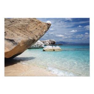 Sardinien-Strand mit großem Felsen-Fotodruck Fotodruck