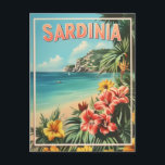 Sardinien Vintag Postkarte<br><div class="desc">Genießen Sie die zeitlose Schönheit Sardiniens in Italien mit dieser Postkarte im Vintagen Stil. Sardinien ist bekannt für sein kristallklares Wasser, seine zerklüfteten Küsten und seine reizvollen Dörfer. Dieses Design zeichnet den landschaftlichen Charme und die reiche Geschichte der Insel aus und ist somit der ideale Ort für Sammler, Reisende oder...</div>