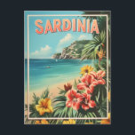 Sardinien Vintag Postkarte<br><div class="desc">Genießen Sie die zeitlose Schönheit Sardiniens in Italien mit dieser Postkarte im Vintagen Stil. Sardinien ist bekannt für sein kristallklares Wasser, seine zerklüfteten Küsten und seine reizvollen Dörfer. Dieses Design zeichnet den landschaftlichen Charme und die reiche Geschichte der Insel aus und ist somit der ideale Ort für Sammler, Reisende oder...</div>