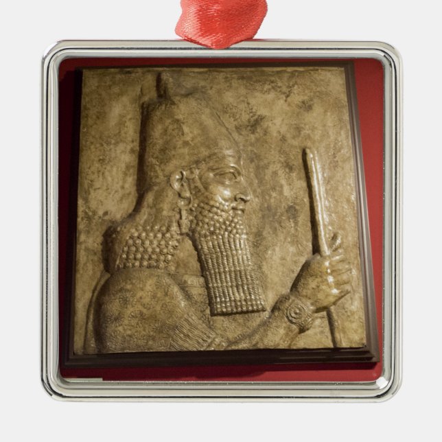 Sargon II Ägypter Museum.jpg Silbernes Ornament (Vorne)