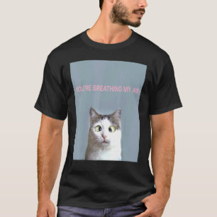 Sarkastische, graue und weiße Katze mit Augen über T-Shirt