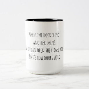 Sarkastische Humor-Türen öffnen und schließen sich Zweifarbige Tasse
