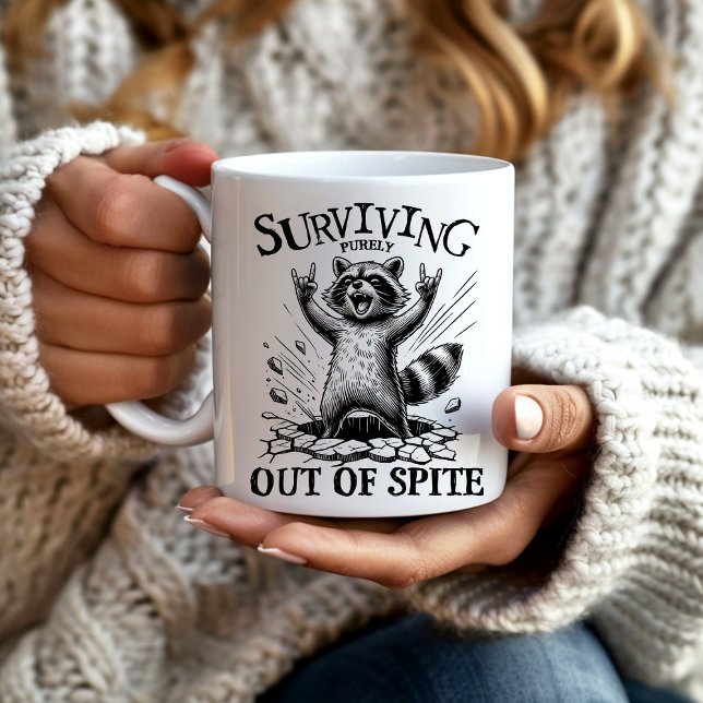 Sarkastische Raccoon, die aus dem Strauß überlebt Kaffeetasse (Sarcastic raccoon "Surviving purely out of spite." mug)