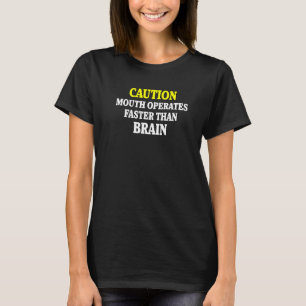 Sarkastischer Humor Achtung Mund arbeitet schnelle T-Shirt