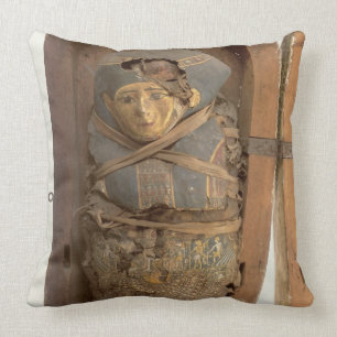 Sarkophag und mummified Körper von Psametik I Kissen