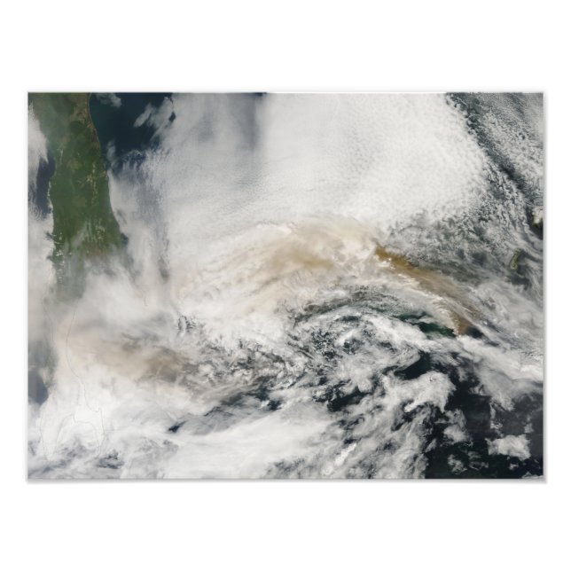Sarychev Peak weht über das Meer von Okhotsk Fotodruck (Vorne)
