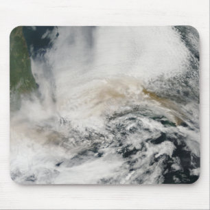 Sarychev Peak weht über das Meer von Okhotsk Mousepad