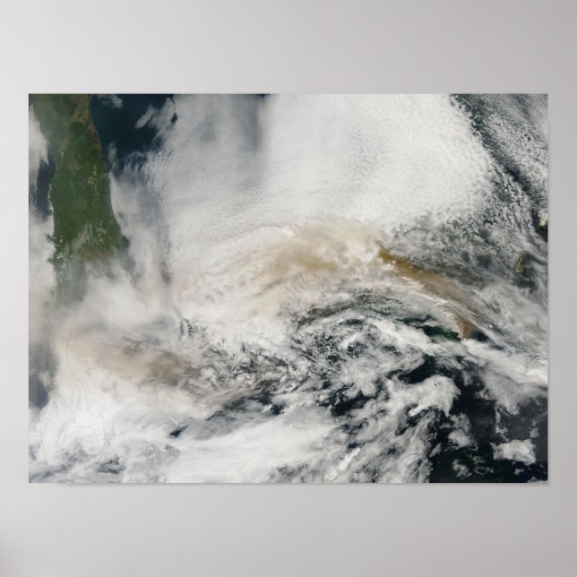 Sarychev Peak weht über das Meer von Okhotsk Poster (Vorne)