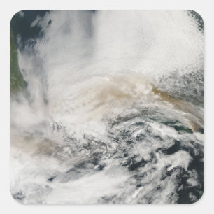 Sarychev Peak weht über das Meer von Okhotsk Quadratischer Aufkleber