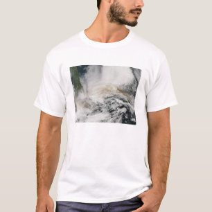 Sarychev ragen den Schlag über dem Meer von T-Shirt