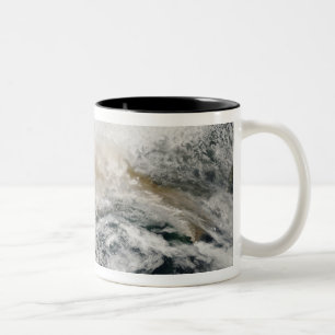 Sarychev ragen den Schlag über dem Meer von Zweifarbige Tasse
