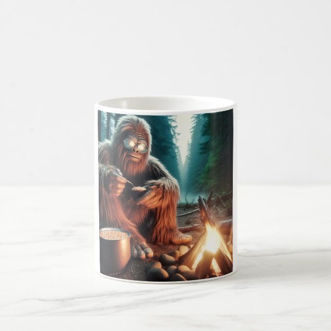Sasquatch am Campfire Kaffeetasse (Mittel)