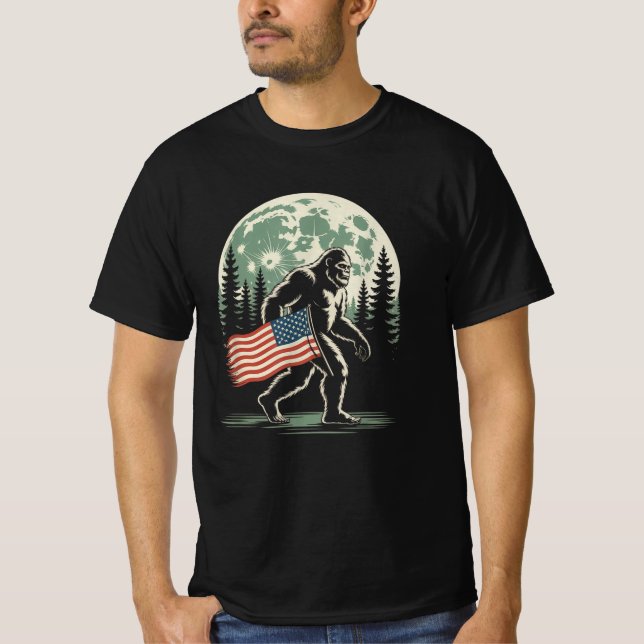 Sasquatch American Flag für 4. Juli Bigfoot T-Shirt (Vorderseite)