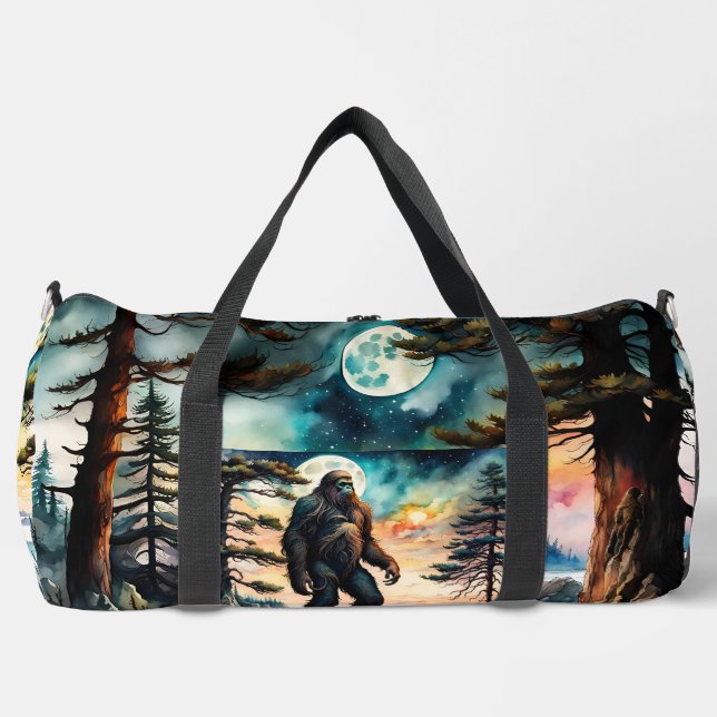 Sasquatch auf einem Waldgraben über dem Ozean Duffle Bag (Vorderseite)