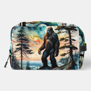 Sasquatch auf einem Waldgraben über dem Ozean Waschbeutel