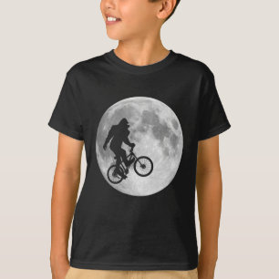 Sasquatch Bigfoot auf Fahrrad im Himmel mit Mond-T T-Shirt