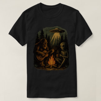 Sasquatch Bigfoot Gitarre und Alien Lagerfeuer UFO T-Shirt