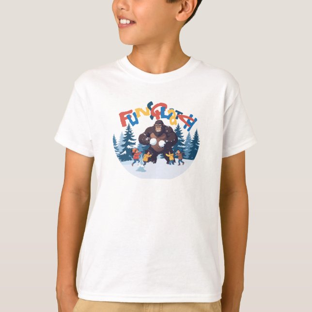 Sasquatch having a snow ball fight with kids T-Shirt (Vorderseite)