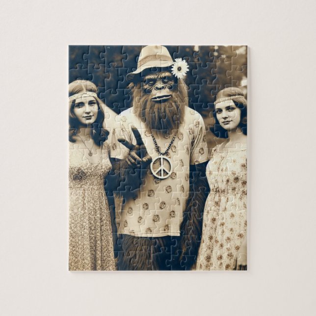Sasquatch Hippie Sepia mit zwei Frauen (Vertikal)