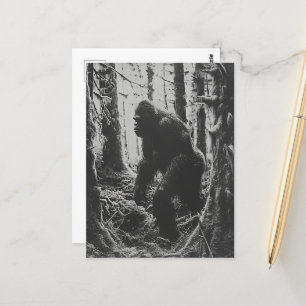 Sasquatch im Wald schwarz-weiß Postkarte