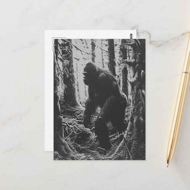 Sasquatch im Wald schwarz-weiß Postkarte (Vorderseite/Rückseite Beispiel)