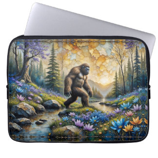  Sasquatch in Floral Mountain valley Laptopschutzhülle