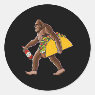 Sasquatch mit einem Taco und einer Flasche heißer  Runder Aufkleber