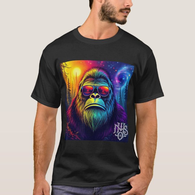 Sasquatch mit Sonnenbrille Tagesnachtswald T-Shirt (Vorderseite)