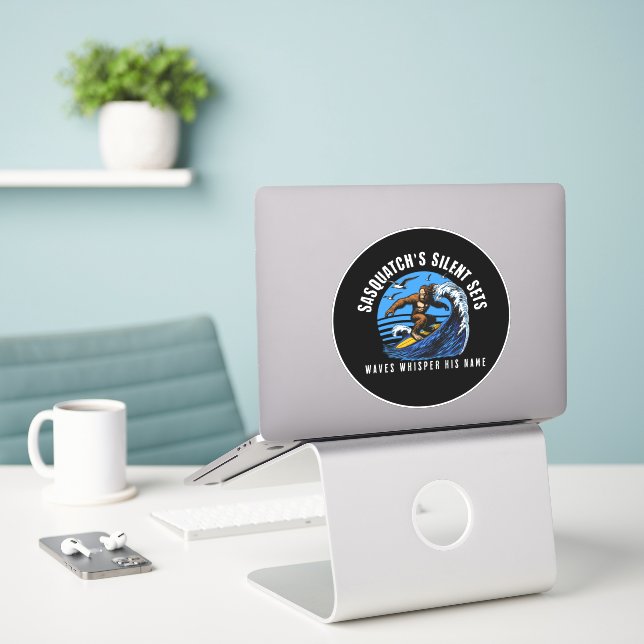 Sasquatch's leise Sets surfen Bigfoot Black Aufkleber (Laptop auf Schreibtisch)