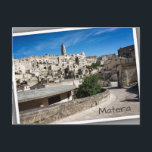 Sassi di Matera Altstadt Postkarte<br><div class="desc">Postkarte der alten Architektur und der Höhlenhäuser der Stadt Sassi di Matera in der Region Basilicata in Italien mit einem weißen Rand und dem Text "Matera". Das Foto wird ein wenig gedreht,  um die Illusion zu schaffen,  es würde sich locker legen.</div>